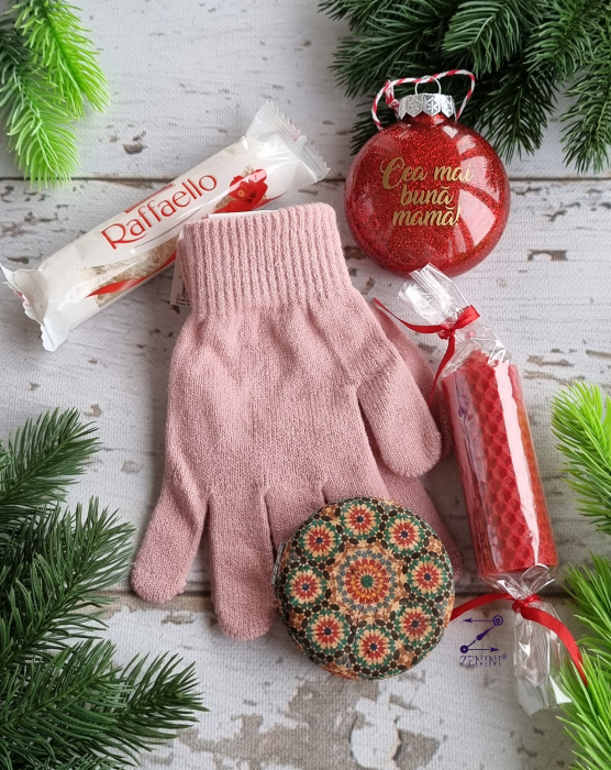 Set cadou Craciun cea mai buna mama: manusi, oglinda, glob personalizat, lumanare din ceara de albine si bomboane Raffaello [3]