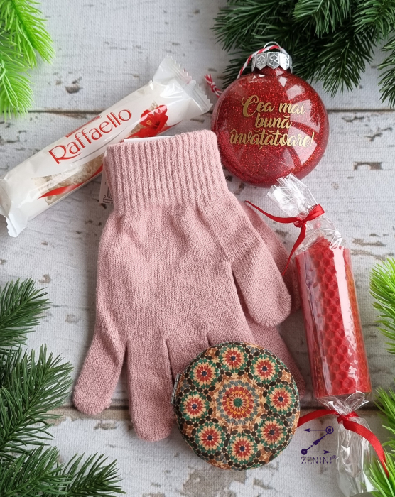 Set cadou Craciun pentru invatatoare: manusi, oglinda, glob personalizat, lumanare din ceara de albine si bomboane Raffaello [3]