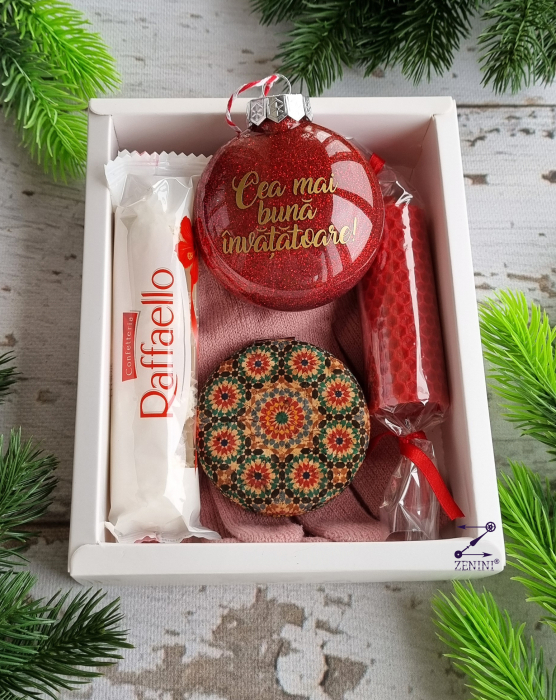 Set cadou Craciun pentru invatatoare: manusi, oglinda, glob personalizat, lumanare din ceara de albine si bomboane Raffaello [1]