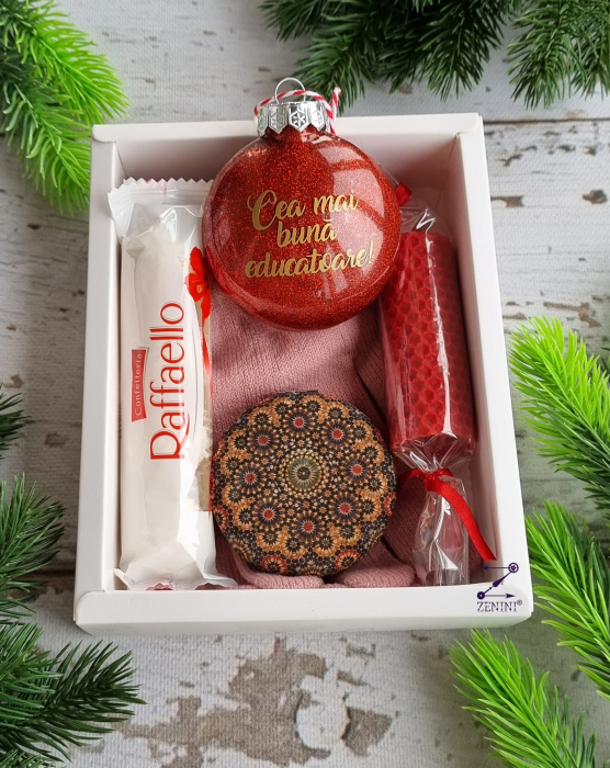 Set cadou Craciun pentru educatoare: manusi, oglinda, glob personalizat, lumanare din ceara de albine si bomboane Raffaello [1]