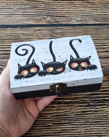Cutie cu 3 pisici negre [1]