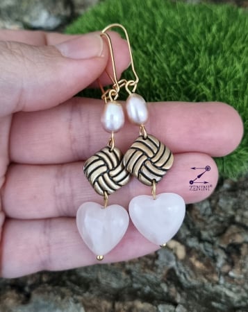 ALTE BIJUTERII - Cercei din bronz cu perle si inimi de cuart roz