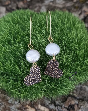 ALTE BIJUTERII - Cercei inimioare din bronz cu perle baroc