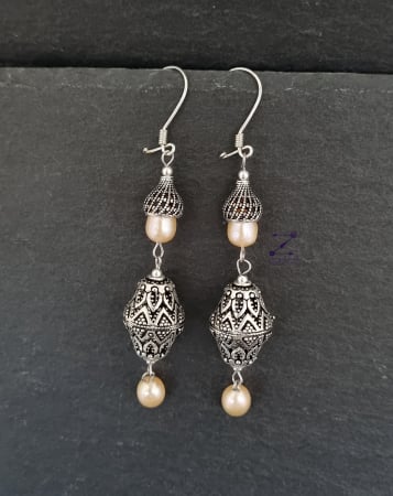 BIJUTERII ARGINT - Cercei lungi din argint cu model oriental si perle de cultura piersica - unicat