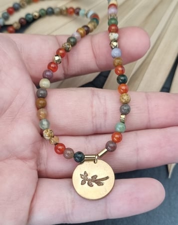 Colier cu agate, jasp si hematit, cu medalion bronz frunze - unicat