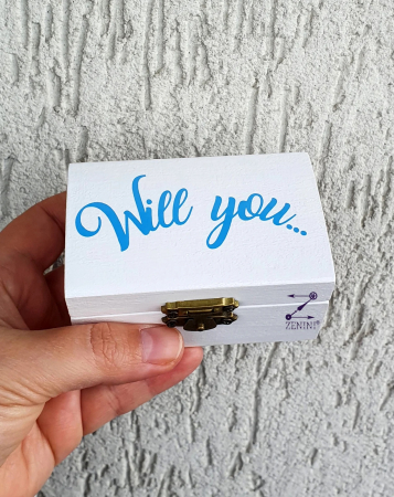 Cutiuta din lemn pentru inel logodna Will you marry me,  cu pernuta din satin catifelat [1]
