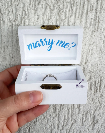Cutiuta din lemn pentru inel logodna Will you marry me,  cu pernuta din satin catifelat