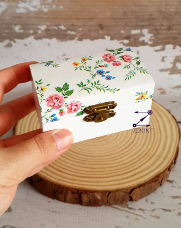 Cutii verighete - Cutiuta verighete din lemn cu floricele multicolore si pernuta din satin catifelat - personalizata