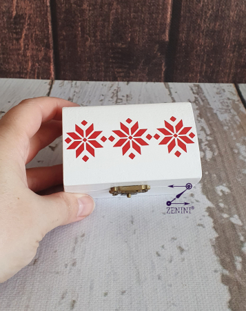 Cutiuta verighete din lemn cu model traditional romanesc si pernuta din satin catifelat - personalizata [1]