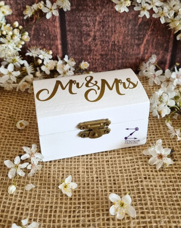Cutiuta verighete din lemn cu Mr&Mrs, cu pernuta din satin catifelat - personalizata