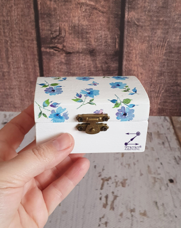 NUNTA - Cutiuta verighete din lemn, decorata cu albastrele, cu pernuta din satin catifelat - personalizata