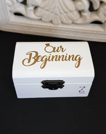 Cutiuta verighete din lemn Our Beginning, cu pernuta din satin catifelat - personalizata