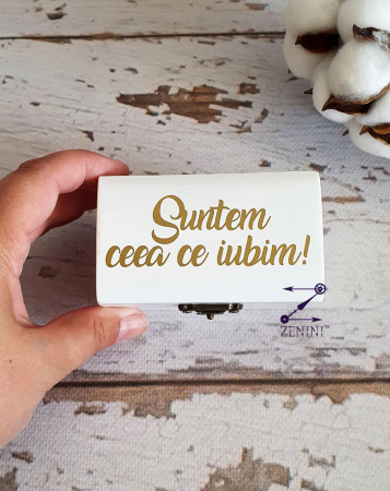 Cutiuta verighete din lemn Suntem ceea ce iubim, cu pernuta din satin catifelat - personalizata [2]