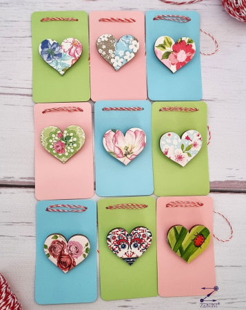 Martisor brosa inimi colorate din lemn, diverse modele [1]