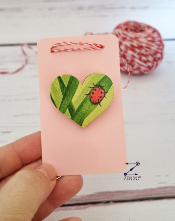 Martisor brosa inimi colorate din lemn, diverse modele [2]