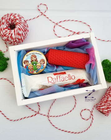 Martisor - Set cadou 8 martie educatoare: esarfa eleganta, brosa martisor, bomboane Raffaello si lumanare din ceara naturala de albine