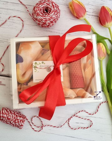 Set cadou 8 Martie: esarfa eleganta, martisor din argint si lumanare din ceara naturala de albine [3]