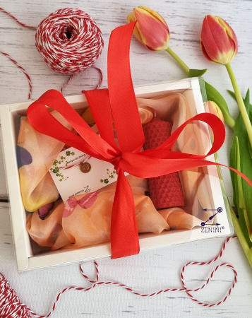 Set cadou 8 Martie: esarfa eleganta, martisor din bronz si lumanare din ceara naturala de albine