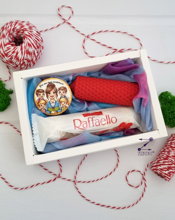 Martisor - Set cadou 8 martie invatatoare: esarfa eleganta, brosa martisor, bomboane Raffaello si lumanare din ceara naturala de albine