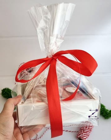 Set cadou 8 martie pentru mama: cana ceramica, esarfa eleganta, brosa martisor si bomboane Raffaello [8]