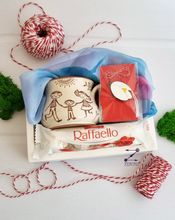 Martisor - Set cadou 8 martie pentru mama: cana ceramica, esarfa eleganta, brosa martisor si bomboane Raffaello