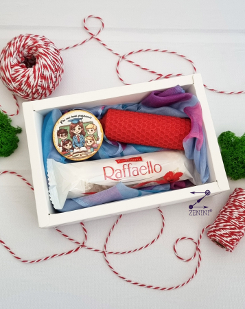 Martisor - Set cadou 8 martie profesoara: esarfa eleganta, brosa martisor, bomboane Raffaello si lumanare din ceara naturala de albine