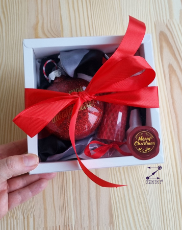 Set cadou Craciun pentru invatatoare: esarfa eleganta, glob plastic personalizat si lumanare din ceara naturala de albine [13]