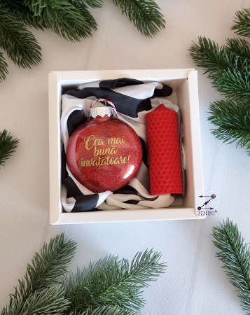 Craciun - Set cadou Craciun pentru invatatoare: esarfa eleganta, glob plastic personalizat si lumanare din ceara naturala de albine
