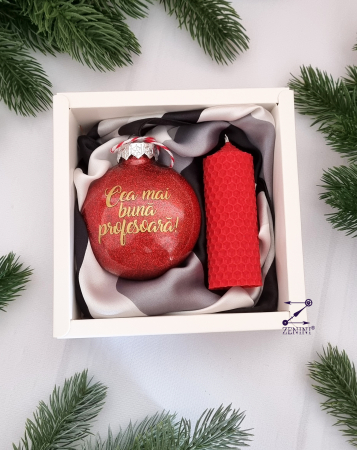 Craciun - Set cadou Craciun pentru profesoara: esarfa eleganta, glob plastic personalizat si lumanare din ceara naturala de albine