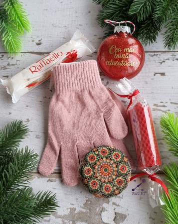 Set cadou Craciun pentru educatoare: manusi, oglinda, glob personalizat, lumanare din ceara de albine si bomboane Raffaello [1]