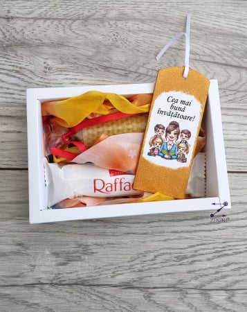 DECO - Set cadou invatatoare: esarfa eleganta, semn de carte, bomboane Raffaello si lumanare din ceara naturala de albine