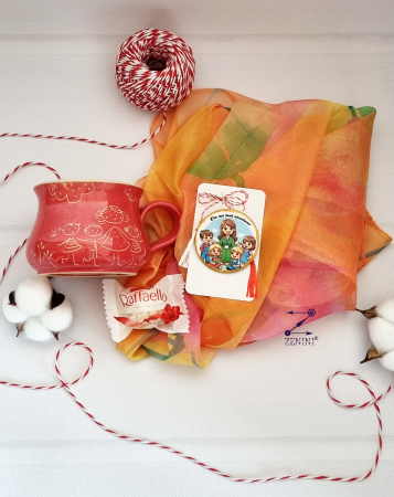 Martisor - Set cadou martie pentru educatoare: cana ceramica, esarfa eleganta, brosa martisor si bomboana Raffaello