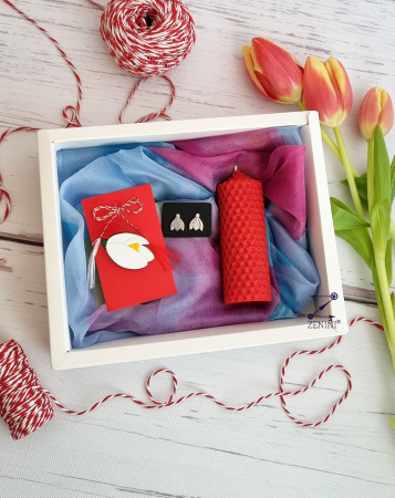 Set cadou Martisor: esarfa eleganta, cercei din argint, martisor si lumanare din ceara naturala de albine