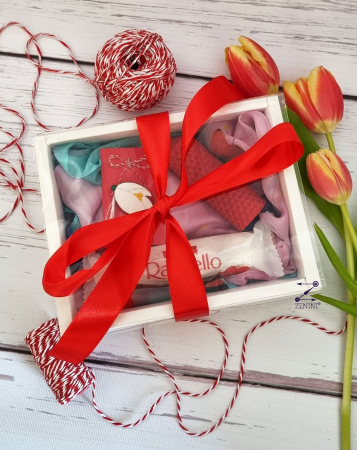 Martisor - Set cadou Martisor: esarfa eleganta, martisor pictat manual, bomboane Raffaello si lumanare din ceara naturala de albine