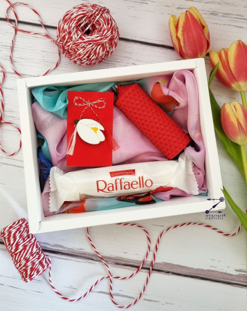 Set cadou Martisor: esarfa eleganta, martisor pictat manual, bomboane Raffaello si lumanare din ceara naturala de albine [1]