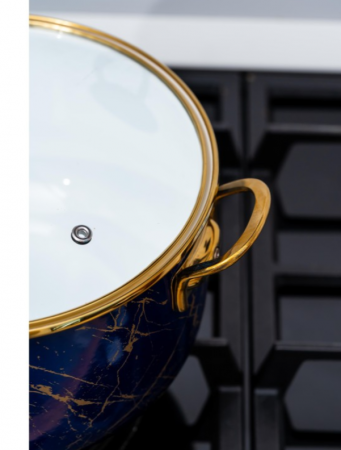 Cratita emailata, 24x15cm, 6.2 litri, manere titan aurii, capac sticla, inclusiv inductie, Goldmann, albastra [8]