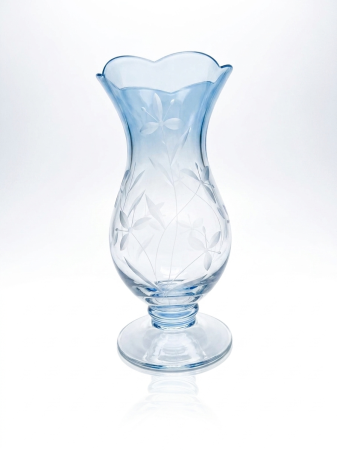 Vaze si boluri decorative - Vaza decorativa din sticla Mother Blur cu picior, 23 cm, model floral gravat, design elegant transparent