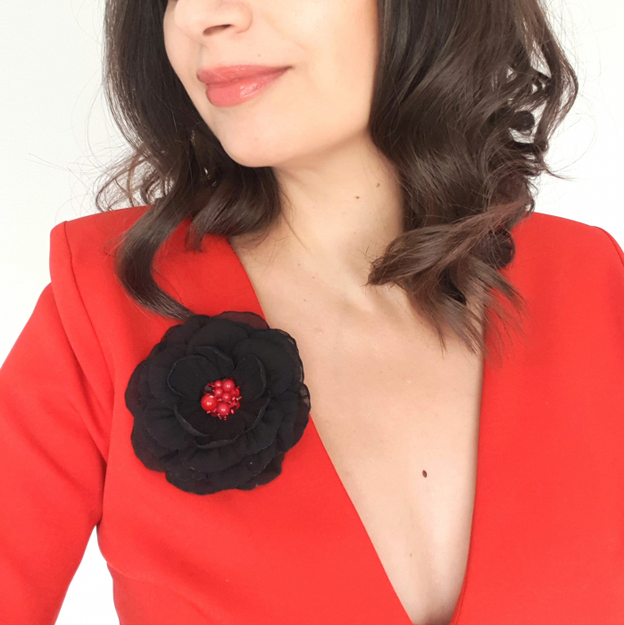 brosa-floare-textila-neagra-mijloc-rosu [2]