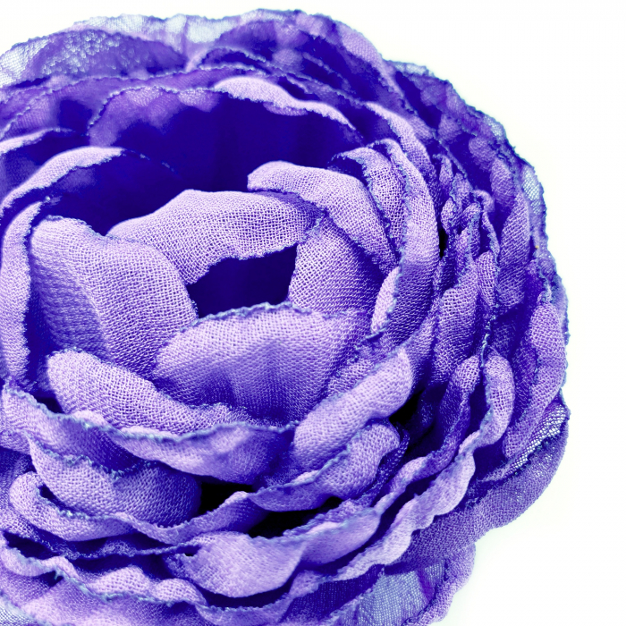 brosa-eleganta-floare-bujor-mov-voal [2]
