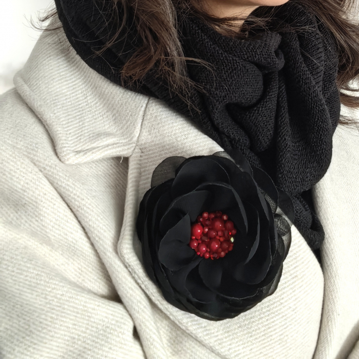 brosa-eleganta-floare-mare-neagra [2]