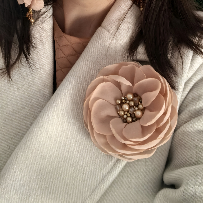 brosa-eleganta-floare-mare-nude [4]