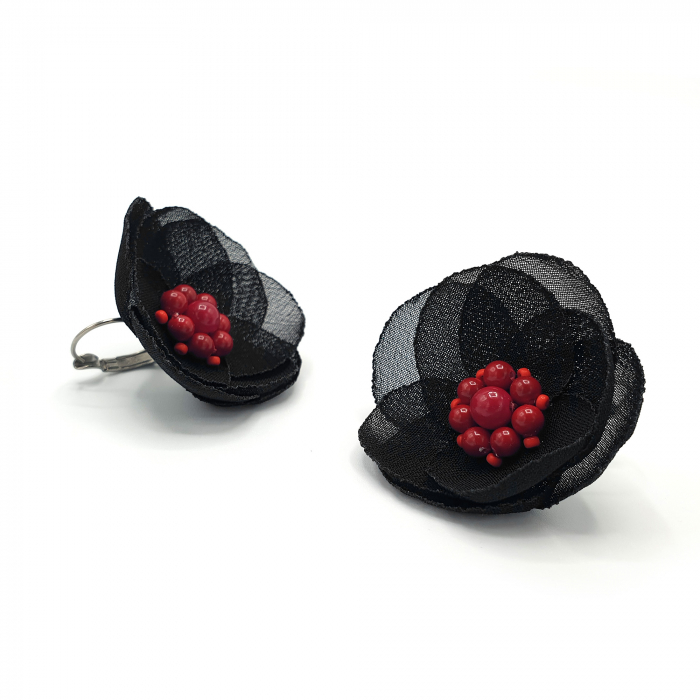 cercei-tortite-floare-neagra-mijloc-rosu-perle [4]