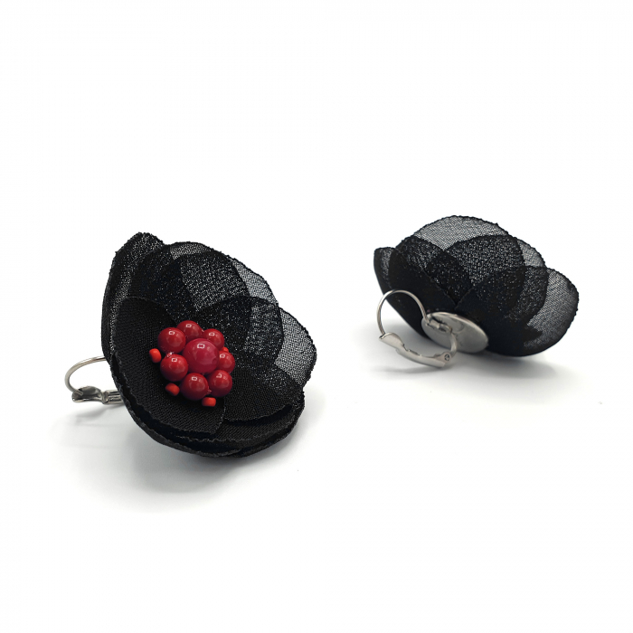 cercei-tortite-floare-neagra-mijloc-rosu-perle [3]