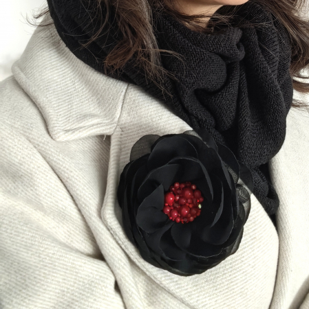 brosa-eleganta-floare-mare-neagra [1]