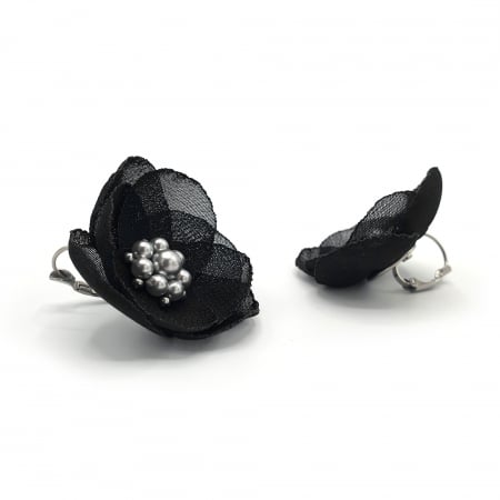 cercei-tortite-floare-neagra-mijloc-argintiu-perle [2]
