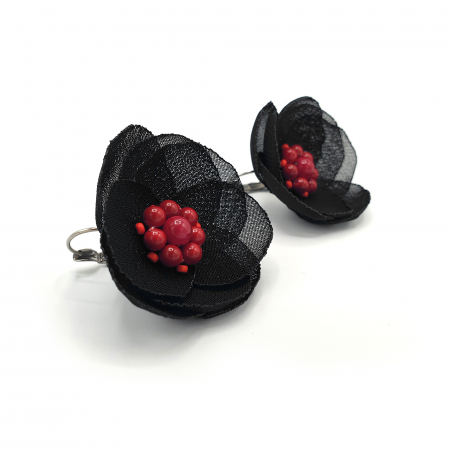 Cercei - cercei-tortite-floare-neagra-mijloc-rosu-perle