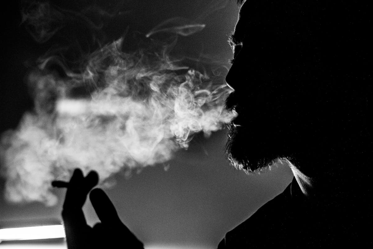 1. Fumatul si anxietatea - cum poate amplifica fumatul starile de anxietate- barbat care fumeaza-min