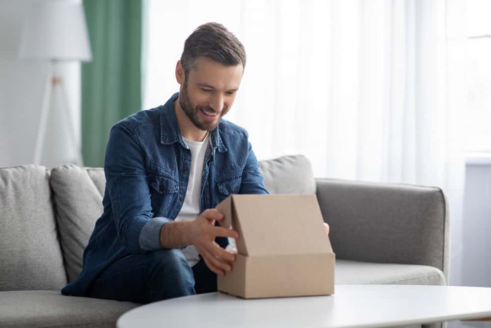 2. Cadouri haioase pentru fumatori, care pot starni amuzamentul acestora- barbat care deschide o cutie-min