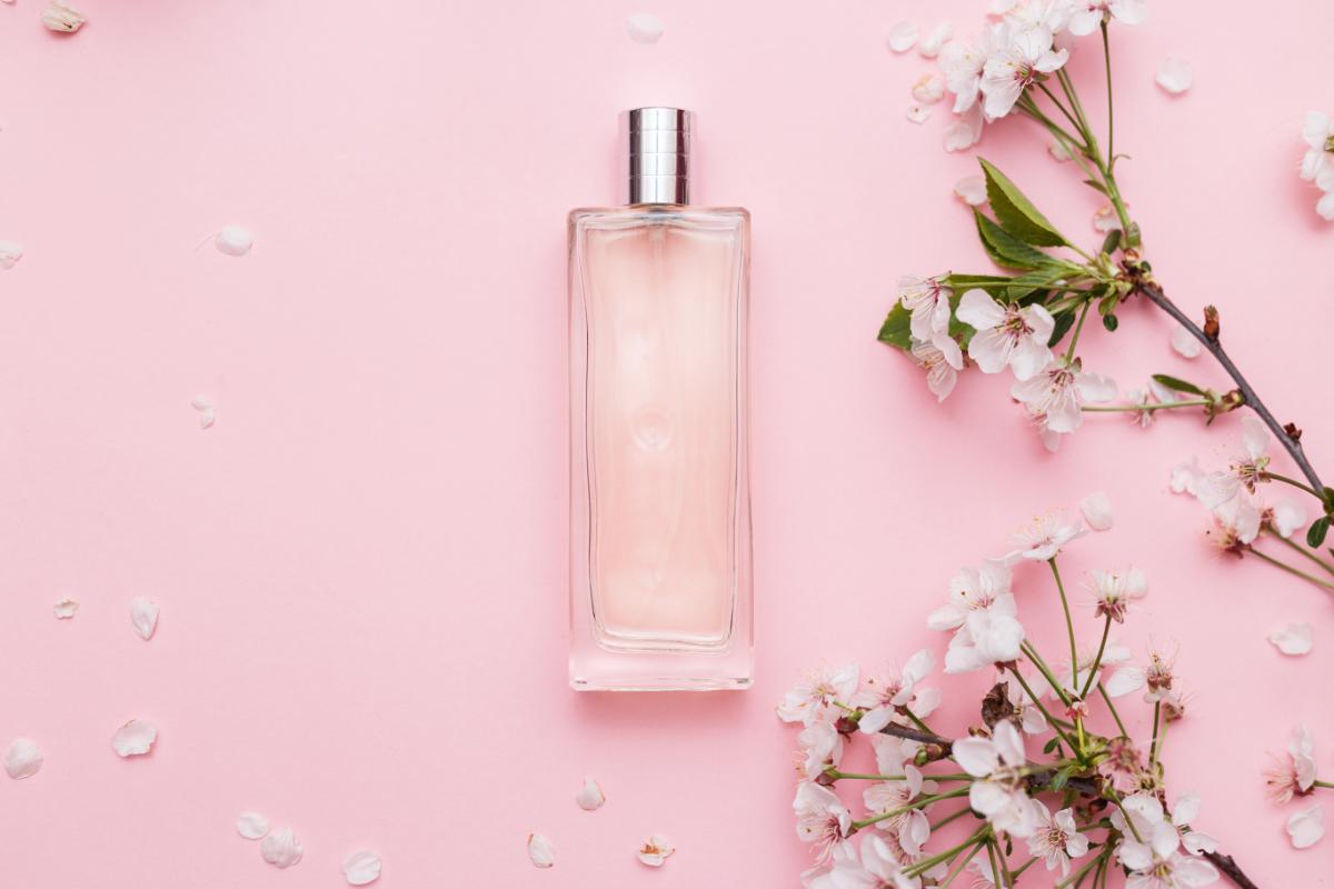 2. Idei de cadouri practice si utile pentru o doamna care urmeaza sa se pensioneze_parfum, flori, masa 4