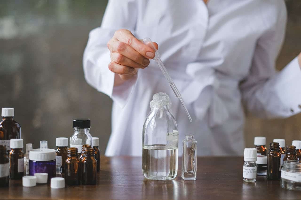 2. Ulei de canabis pentru psoriazis - cercetator, sticlute, experimente, halat alb, pipeta
